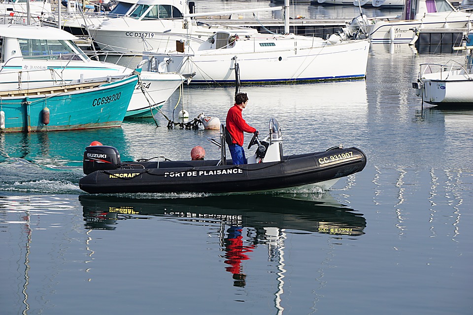 How To Choose The Best Inflatable Boat And Engine Packages