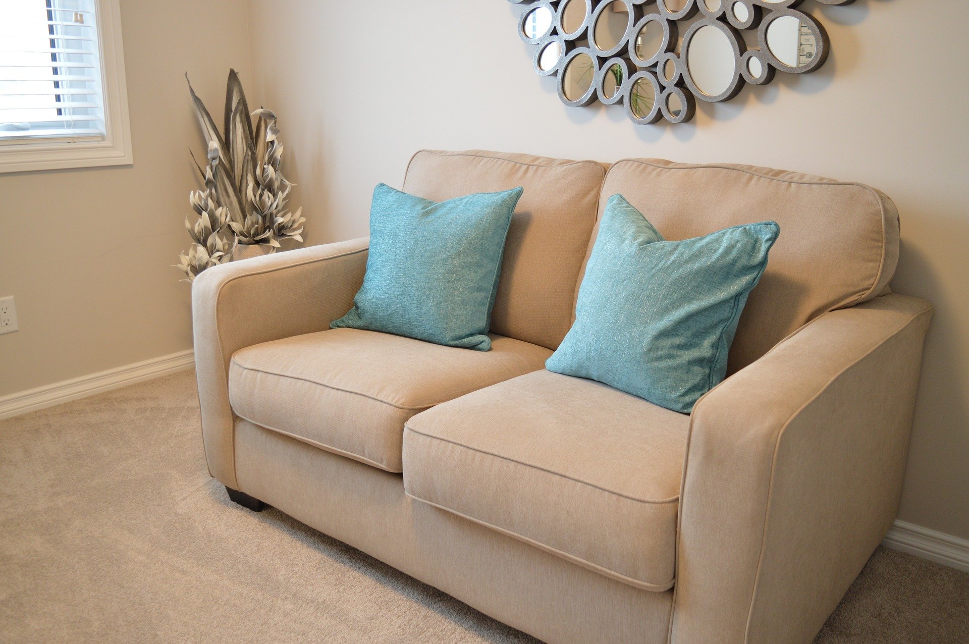 love-seat-1090458_1920