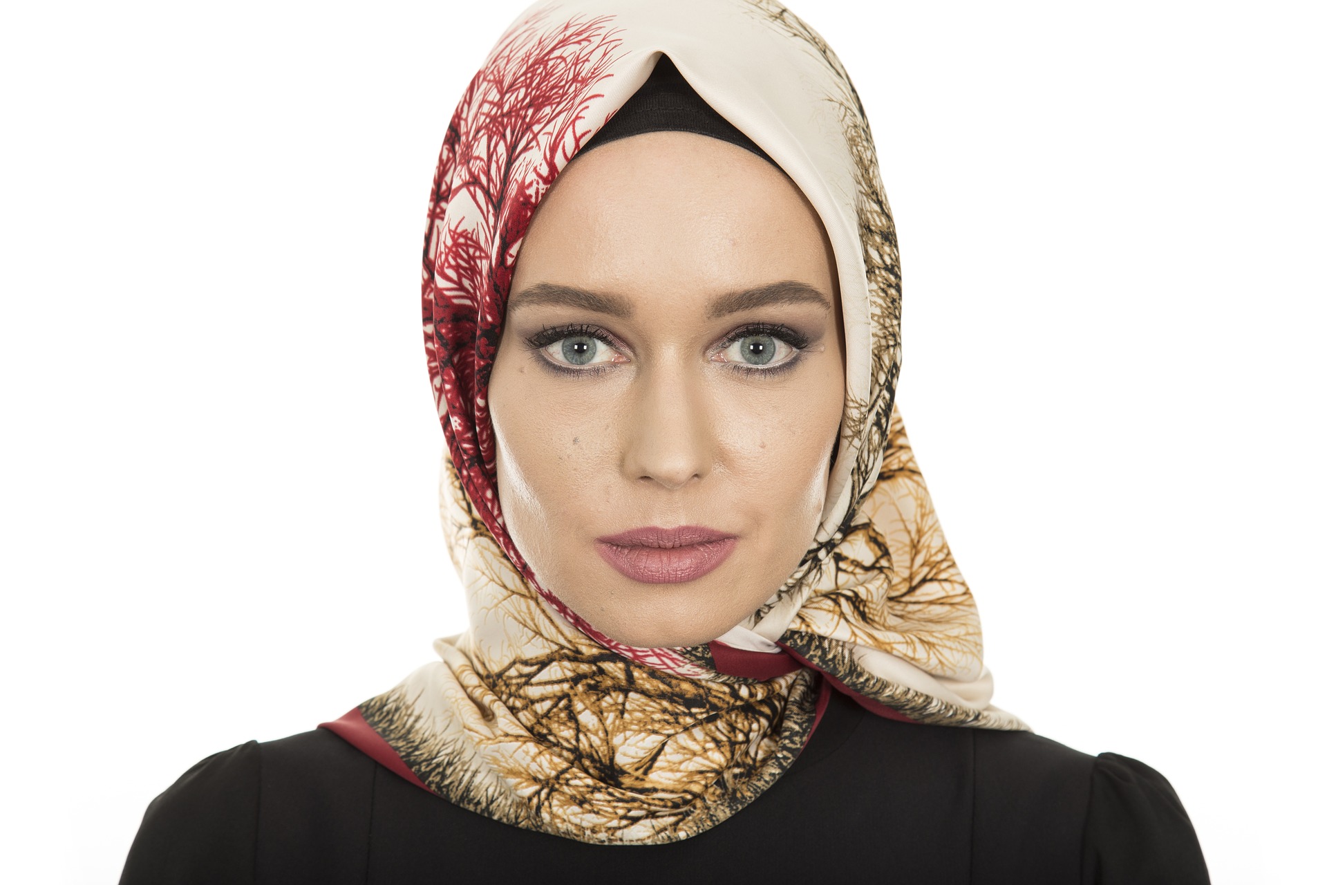 Русская девушка мусульманка. Платок на голову. Женщина в платке. Платки на голову для женщин. Женщина в платке мусульманка.