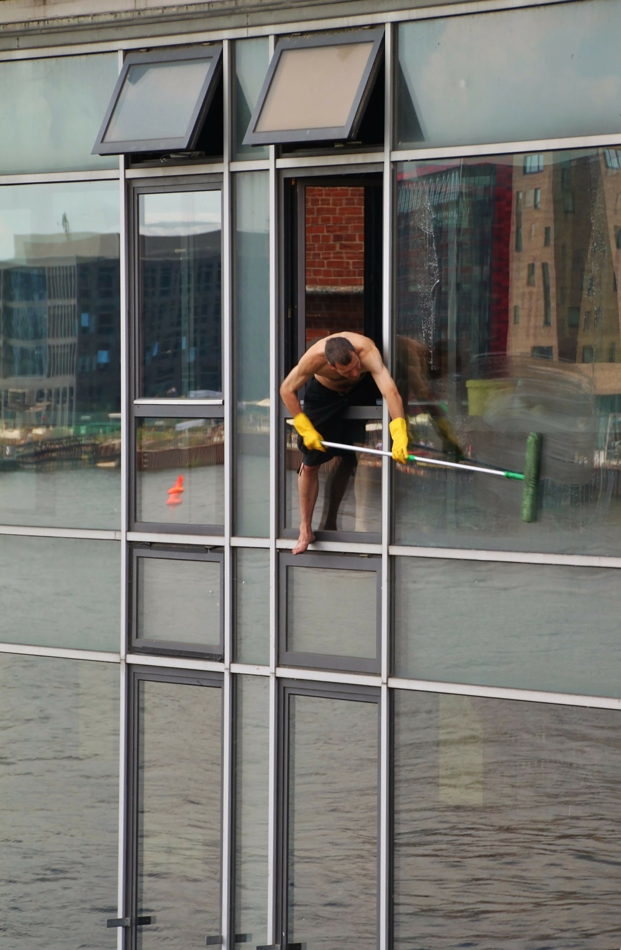 window-cleaner-246423_1920 (1)