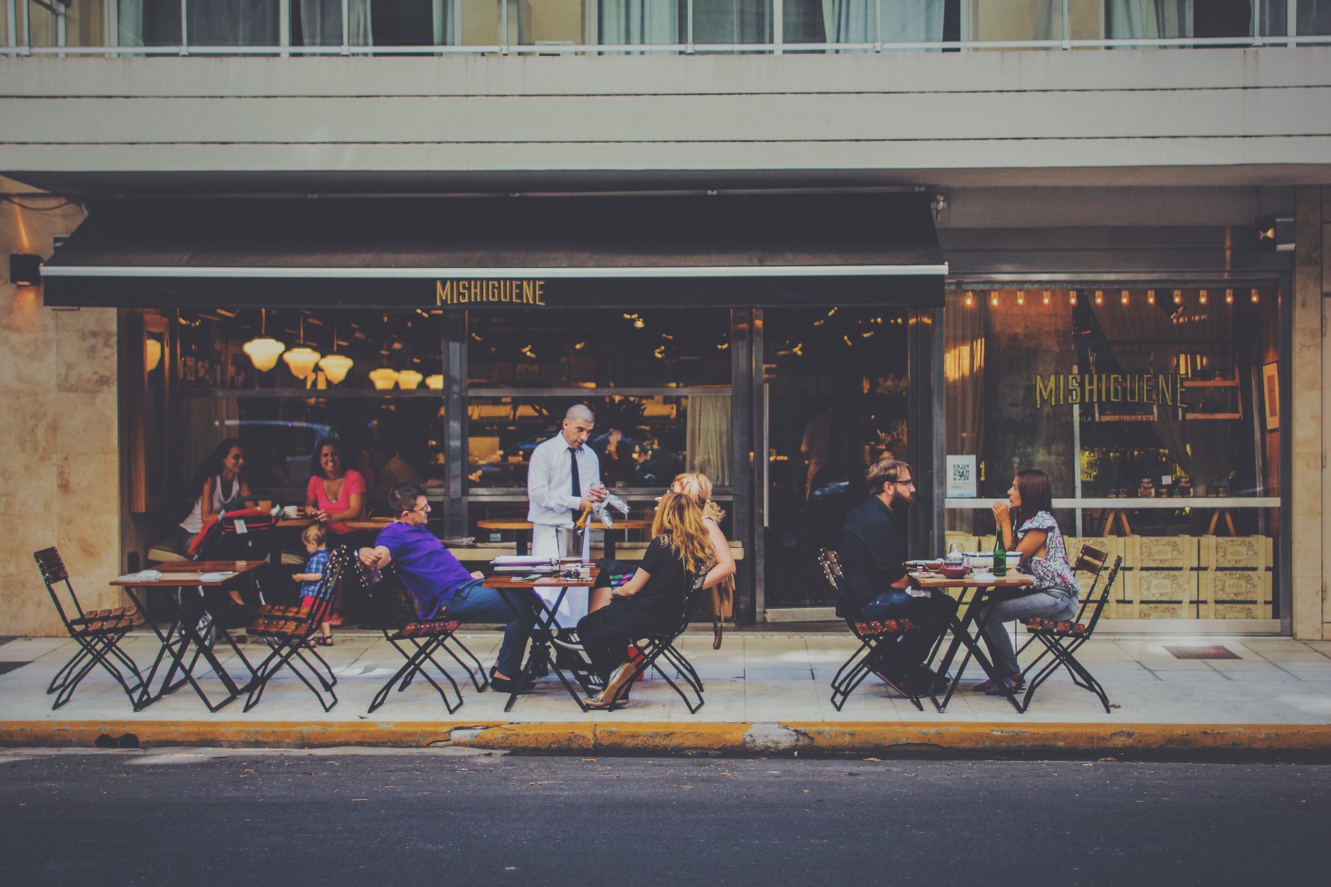 outdoor-dining-1846137_1920