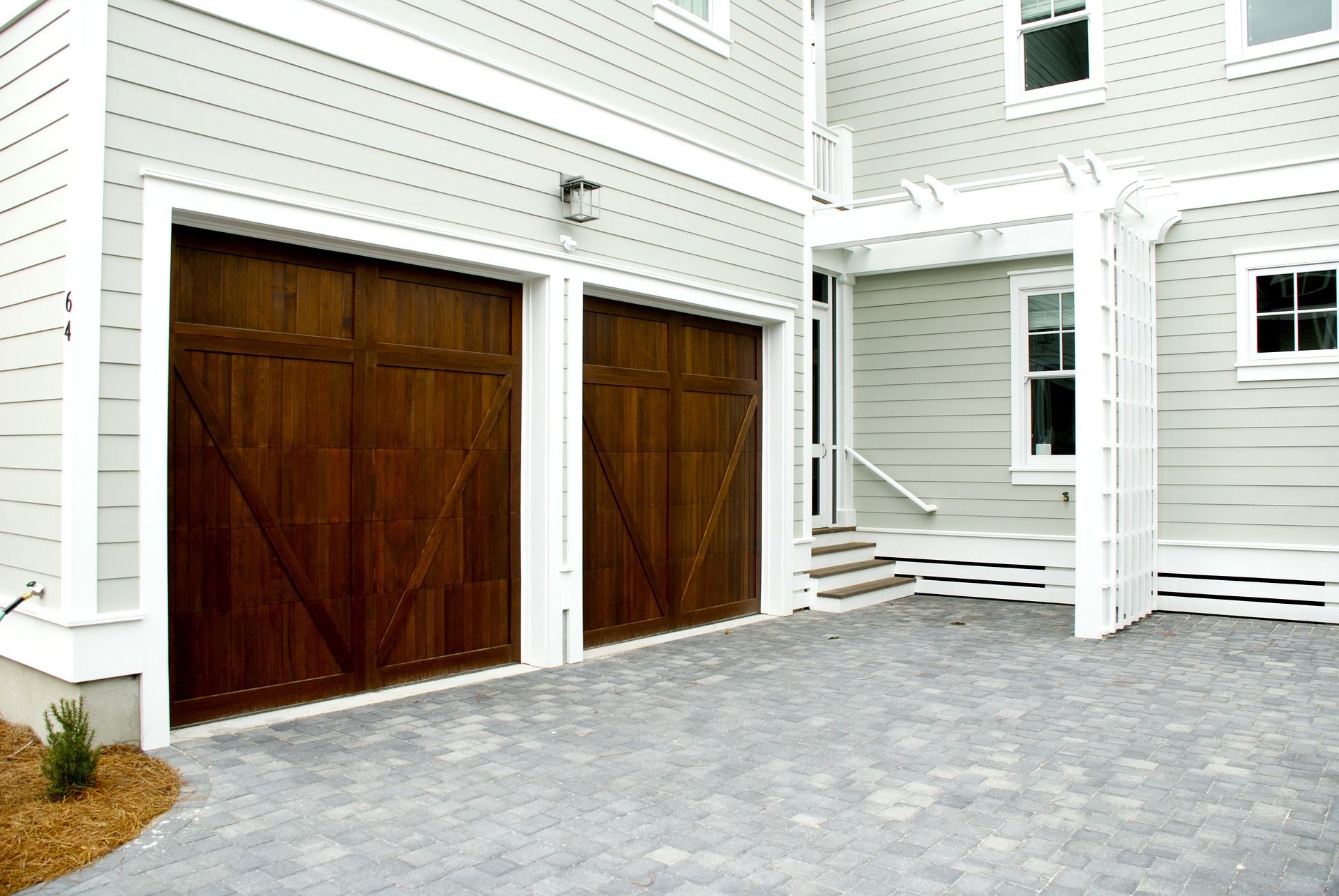 garage-door-2578741_1920