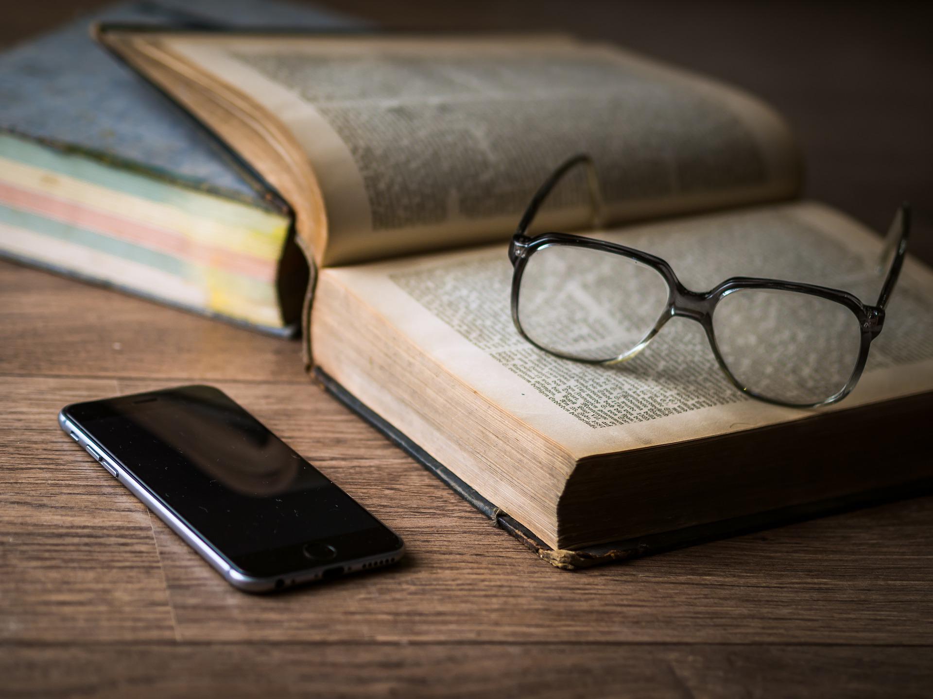 glasses-1052023_1920