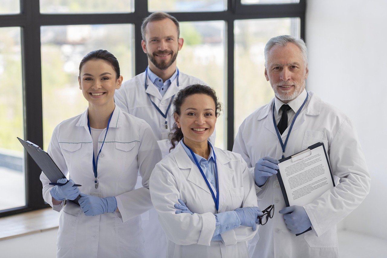doctors-8835368_1280